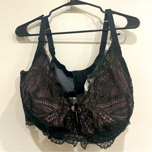 Preowned Unlined Underwire Cacique Bra with Perforated Lace Detail